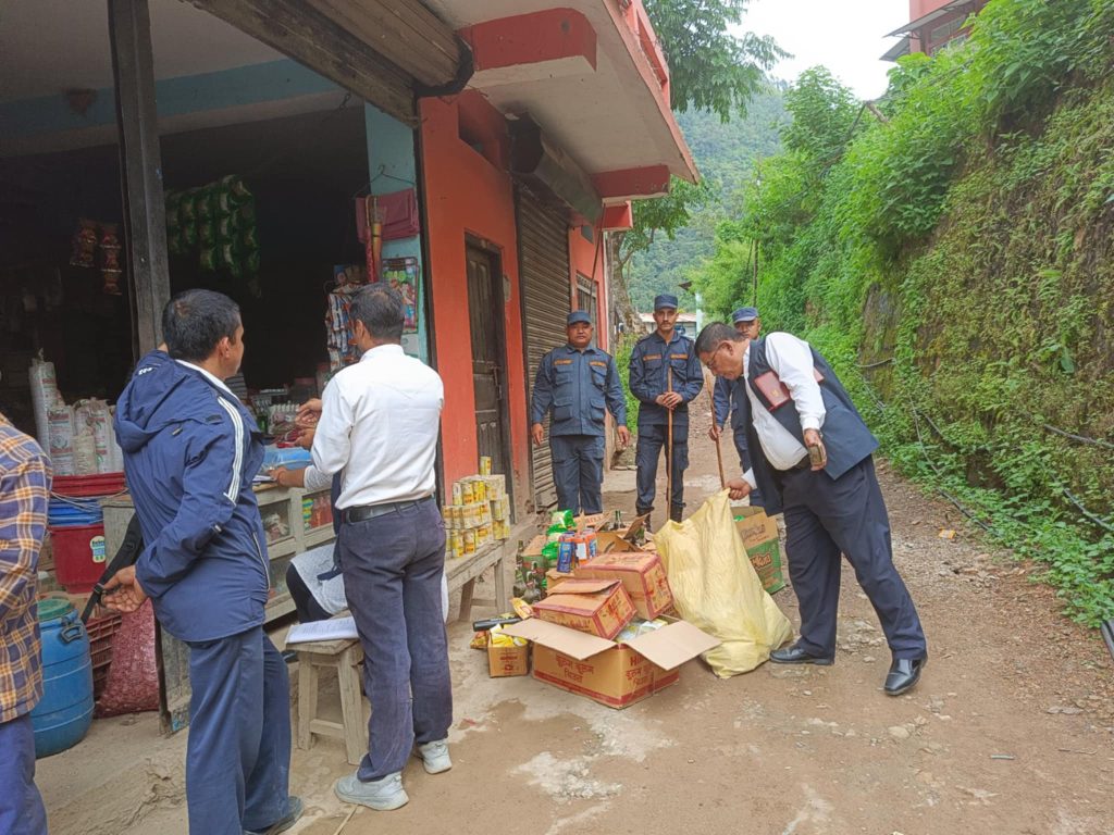 सदरमुकाम खलंगामा बजार अनुगमन, ५२ हजार बढिको सामाग्रि बरामद